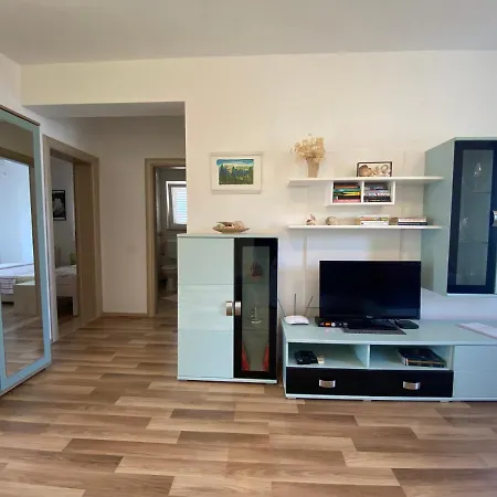 شقة Apartments Lumbarda Beach *