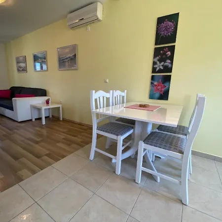 شقة Apartments Lumbarda Beach *