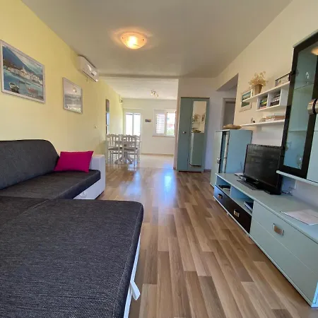 شقة Apartments Lumbarda Beach *