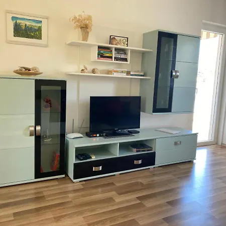 Apartments Lumbarda Beach شقة *