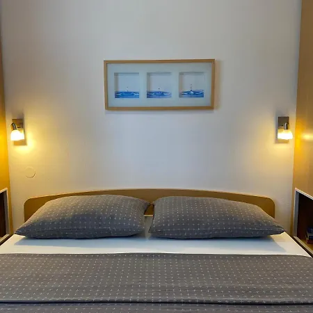 شقة Apartments Lumbarda Beach