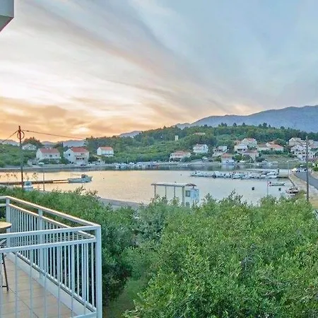 شقة Apartments Lumbarda Beach