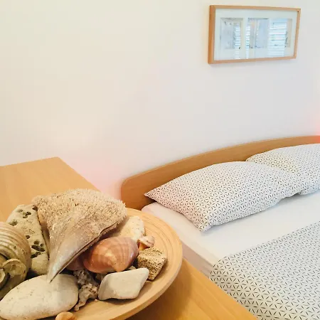 شقة Apartments Lumbarda Beach *