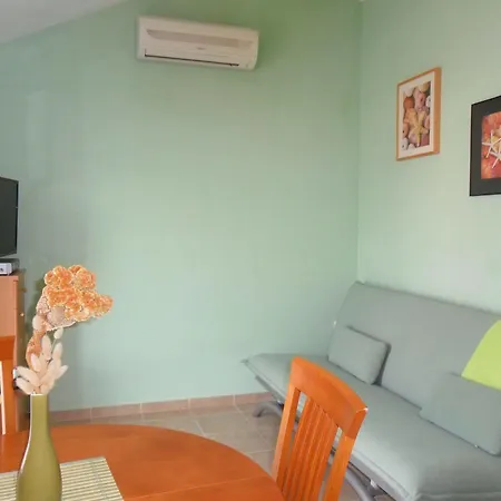 Apartments Lumbarda Beach شقة