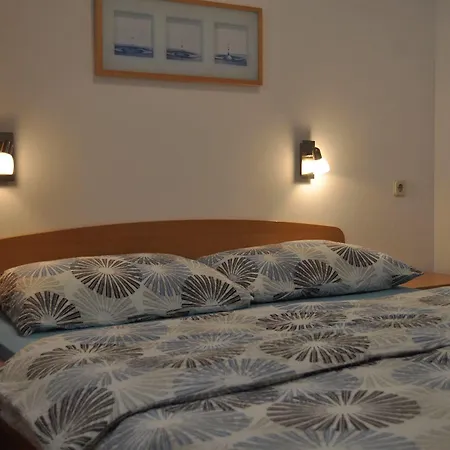 Apartments Lumbarda Beach شقة *
