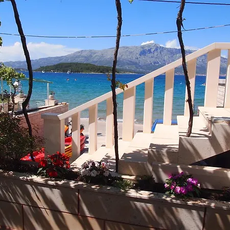 Apartments Lumbarda Beach شقة