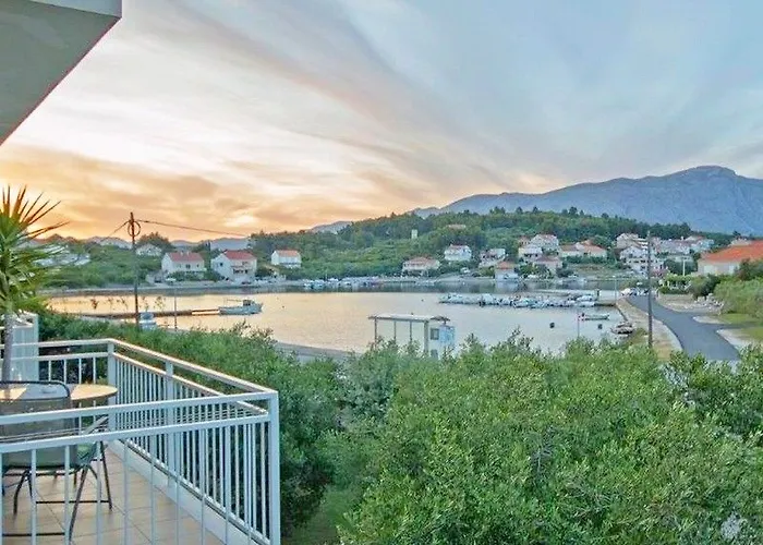 شقة Apartments Lumbarda Beach