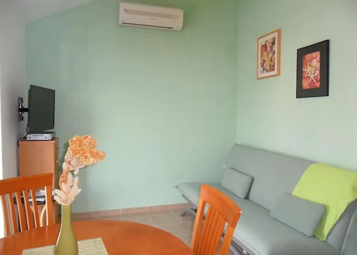 Apartments Lumbarda Beach شقة